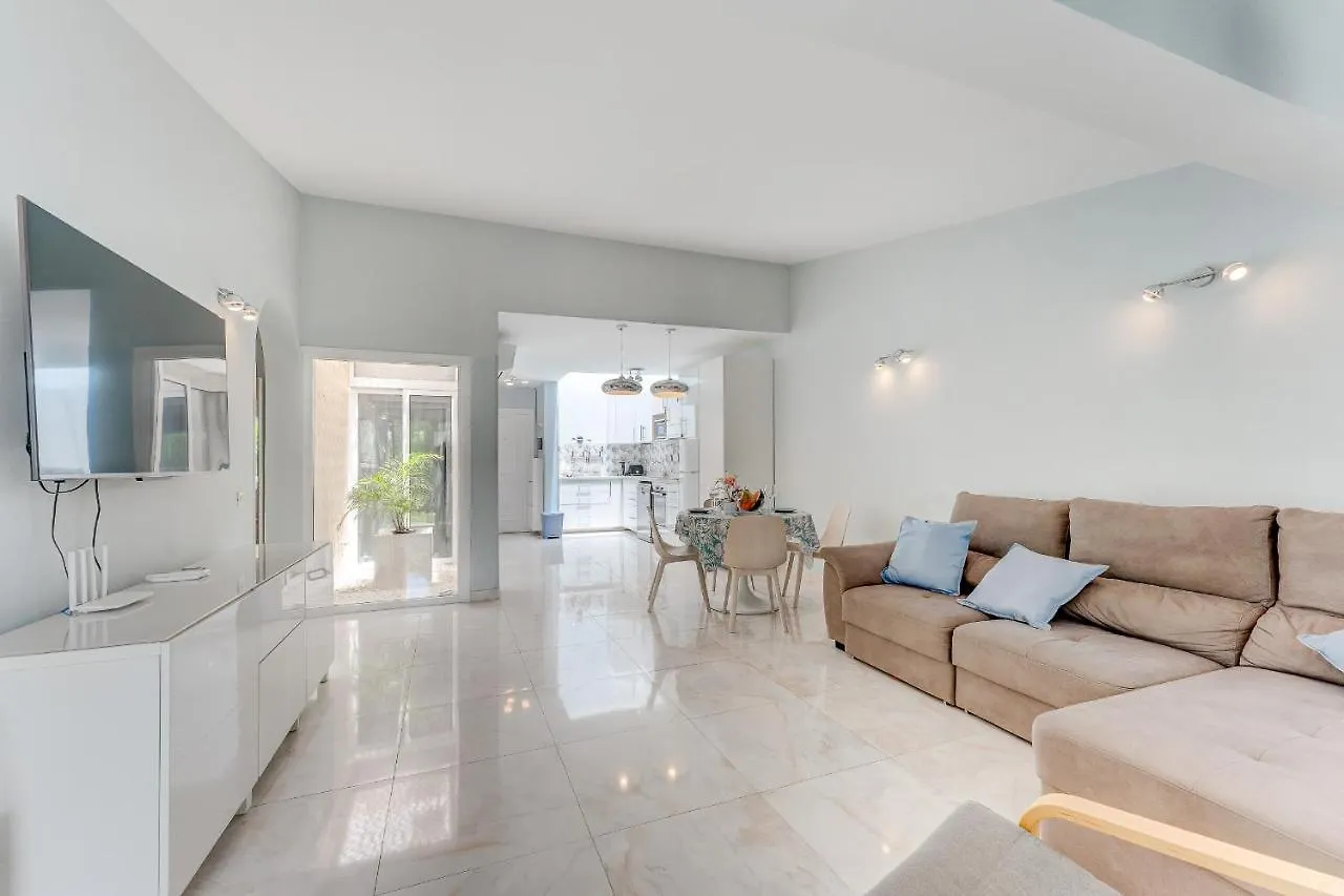 Beautiful Bungalow In Island Village location